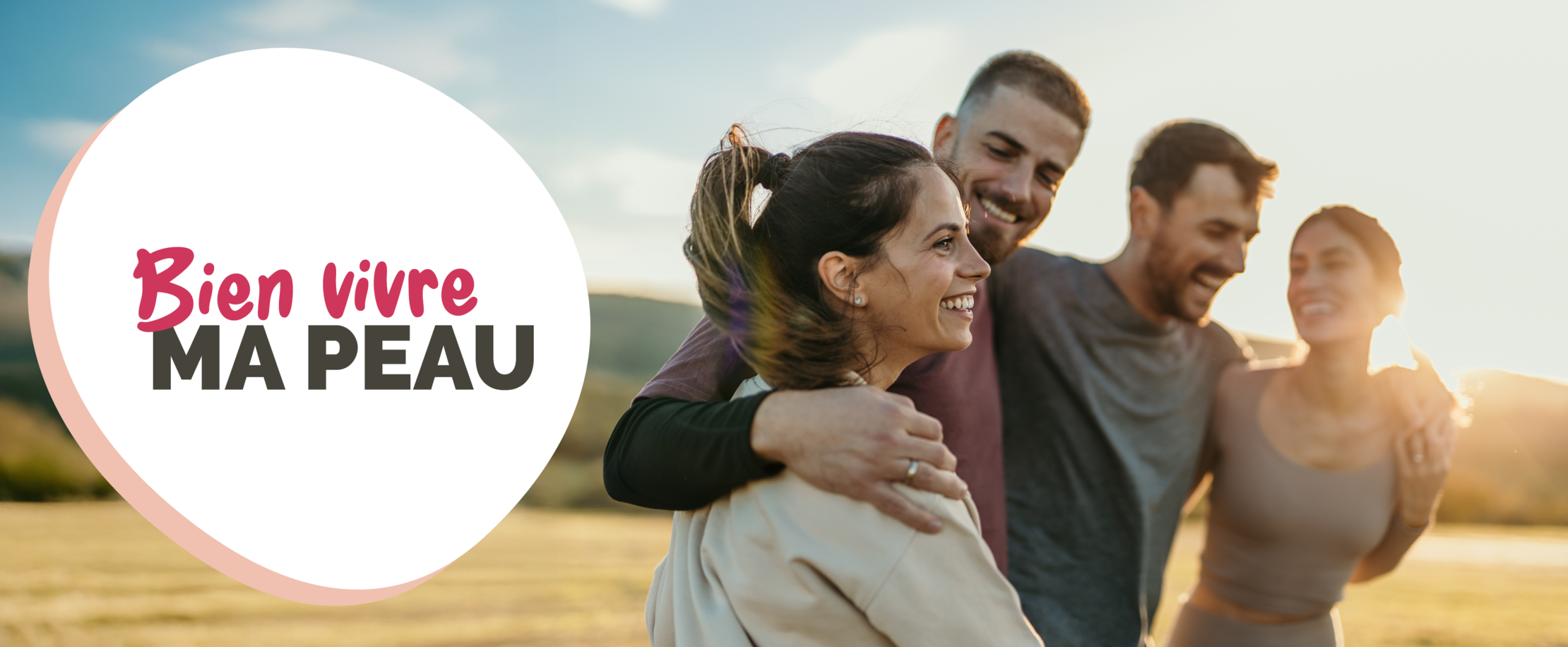 4 personnes bras dessus, bras dessous dans un champs