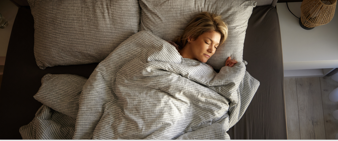 Femme dormant dans son lit