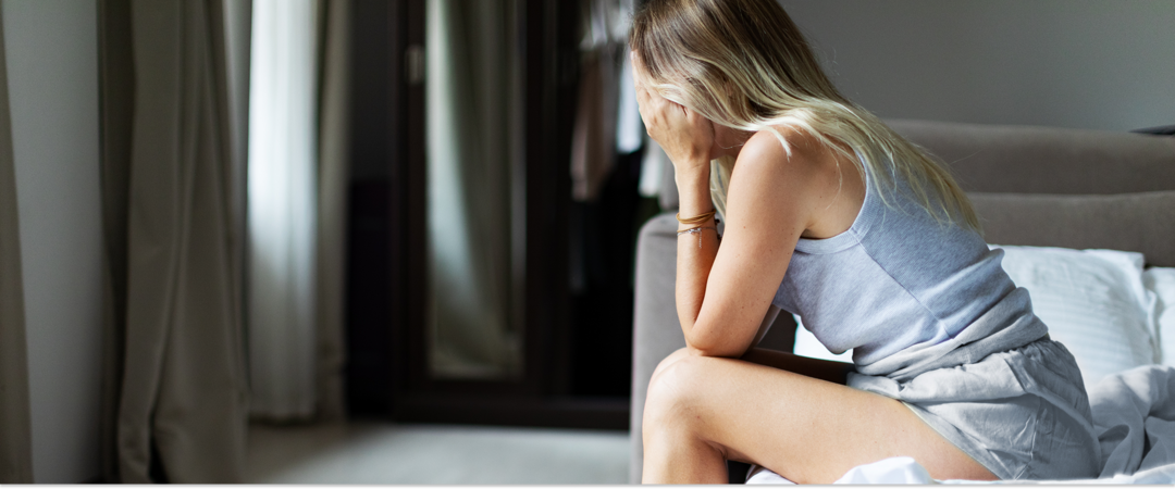 Femme posée sur son lit