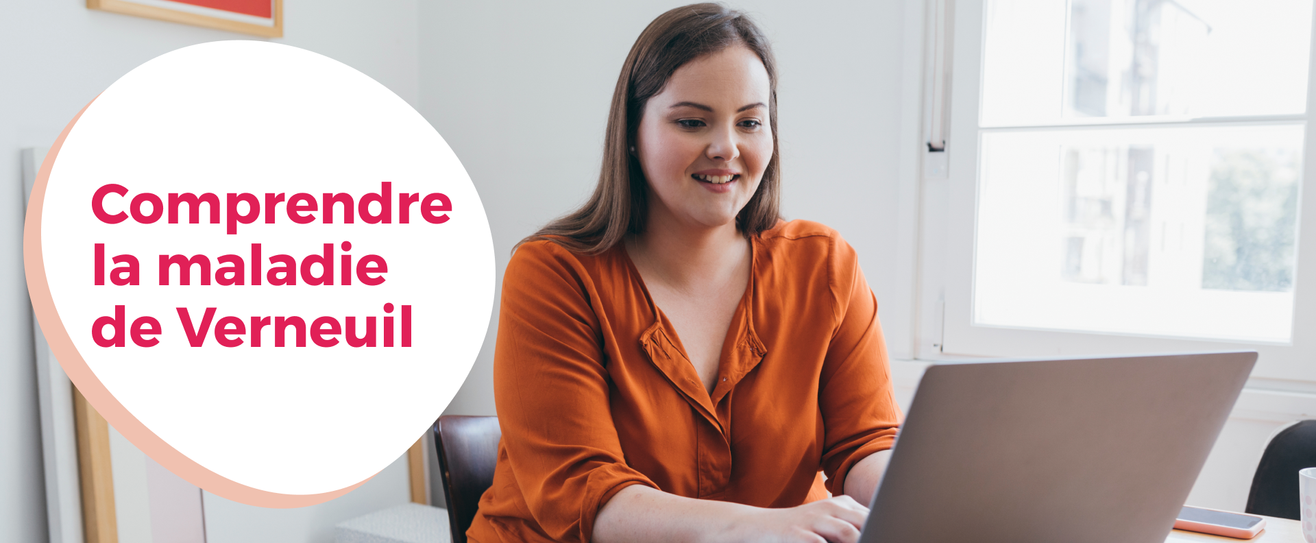 Femme devant son ordinateur portable