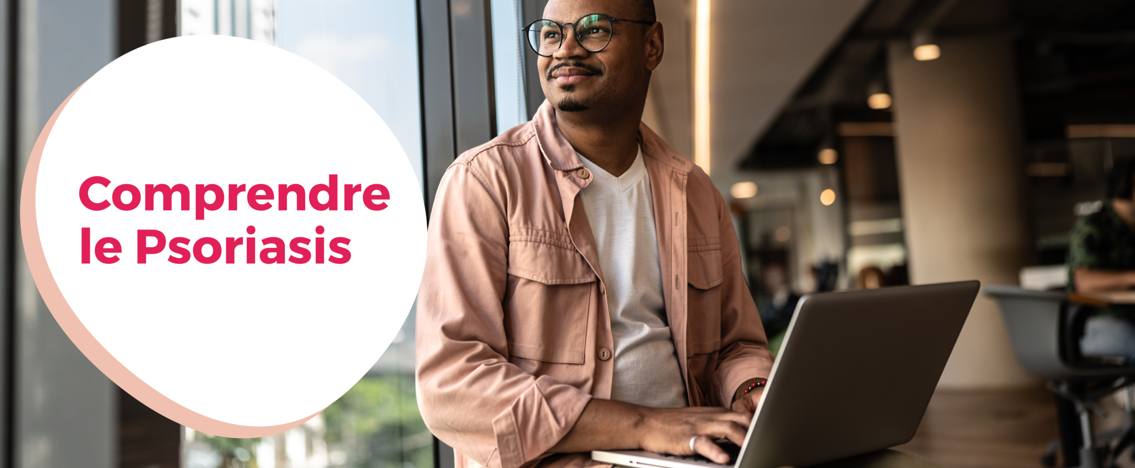 Homme dans un café sur son ordinateur regardant par la fenêtre