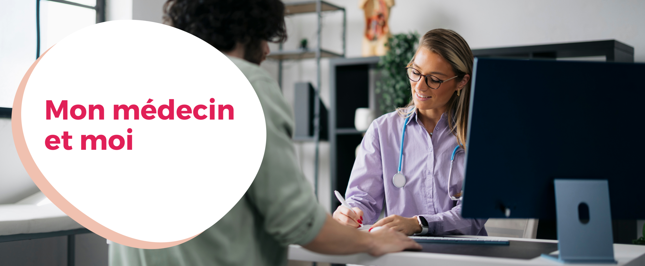 Docteur avec patient dans un bureau