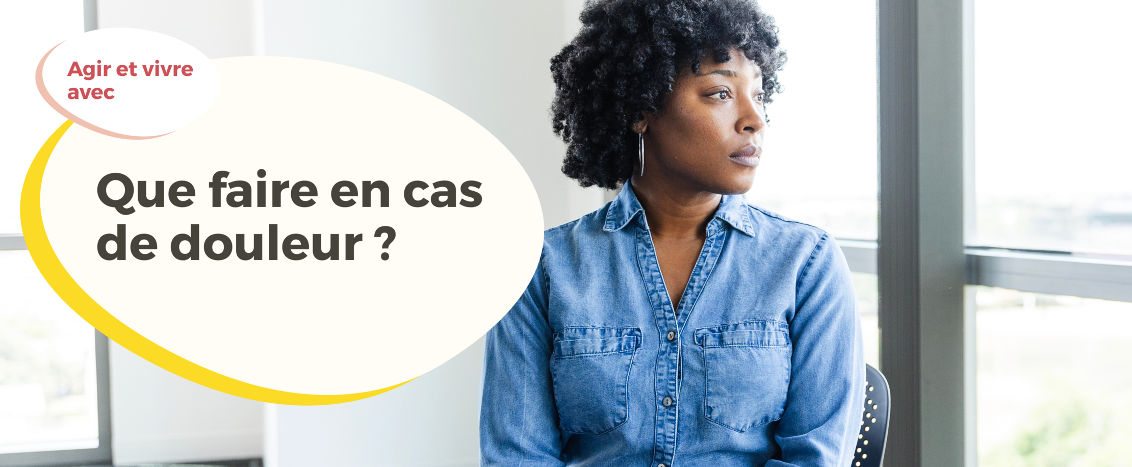 Femme regardant par la fenêtre