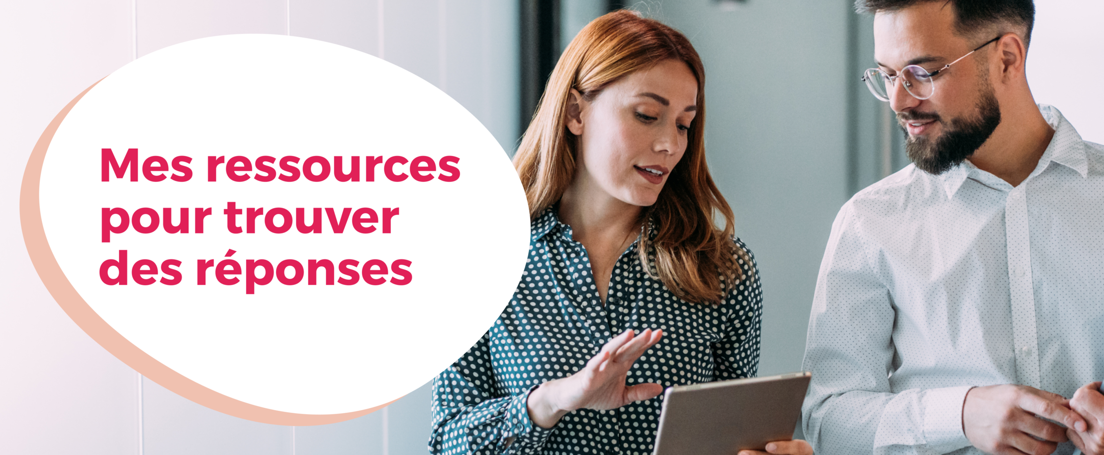 Une femme et un homme discutant chacun une tablette en main