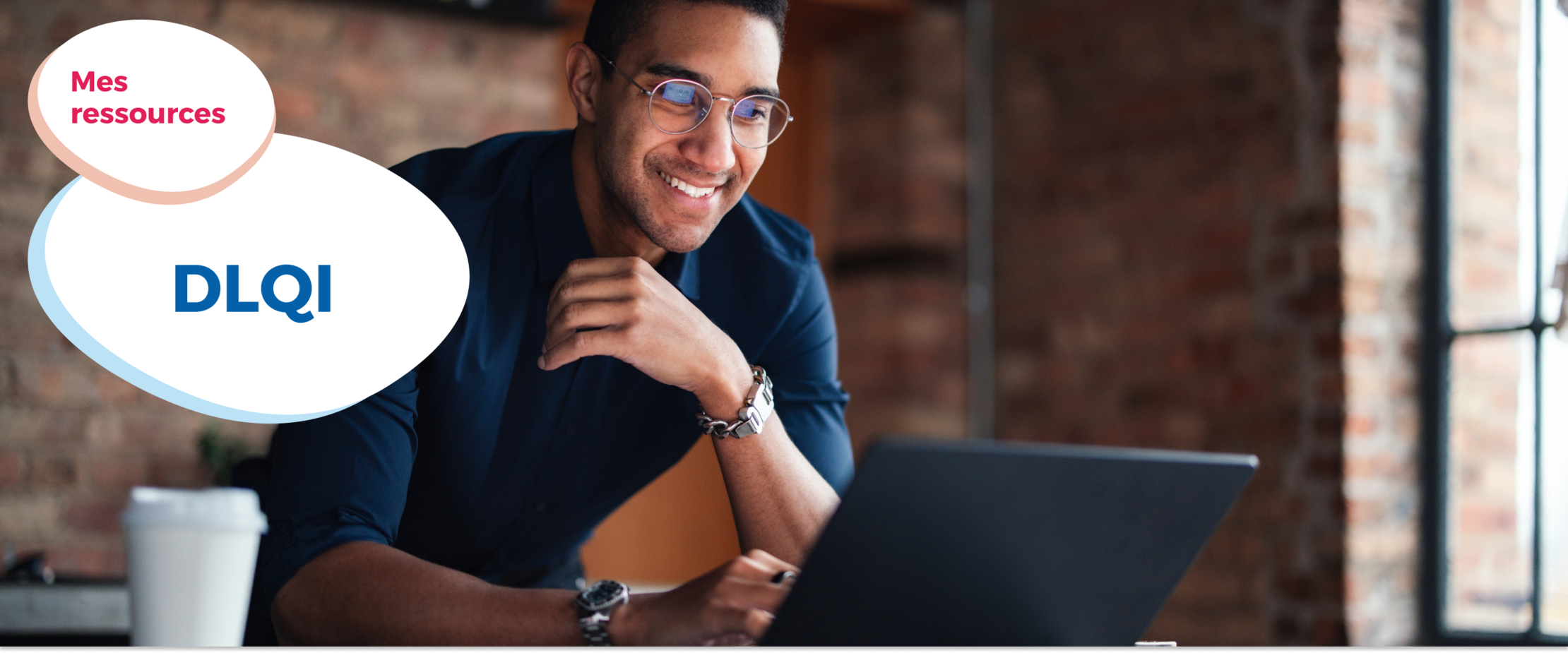 Homme travaillant sur son ordinateur portable