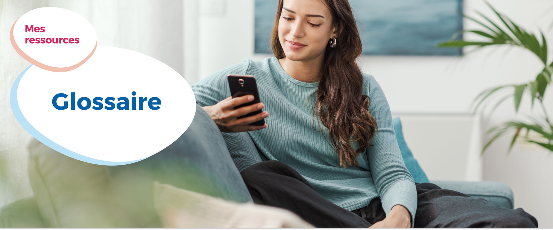 Femme assise sur son canapé et scrollant sur son téléphone