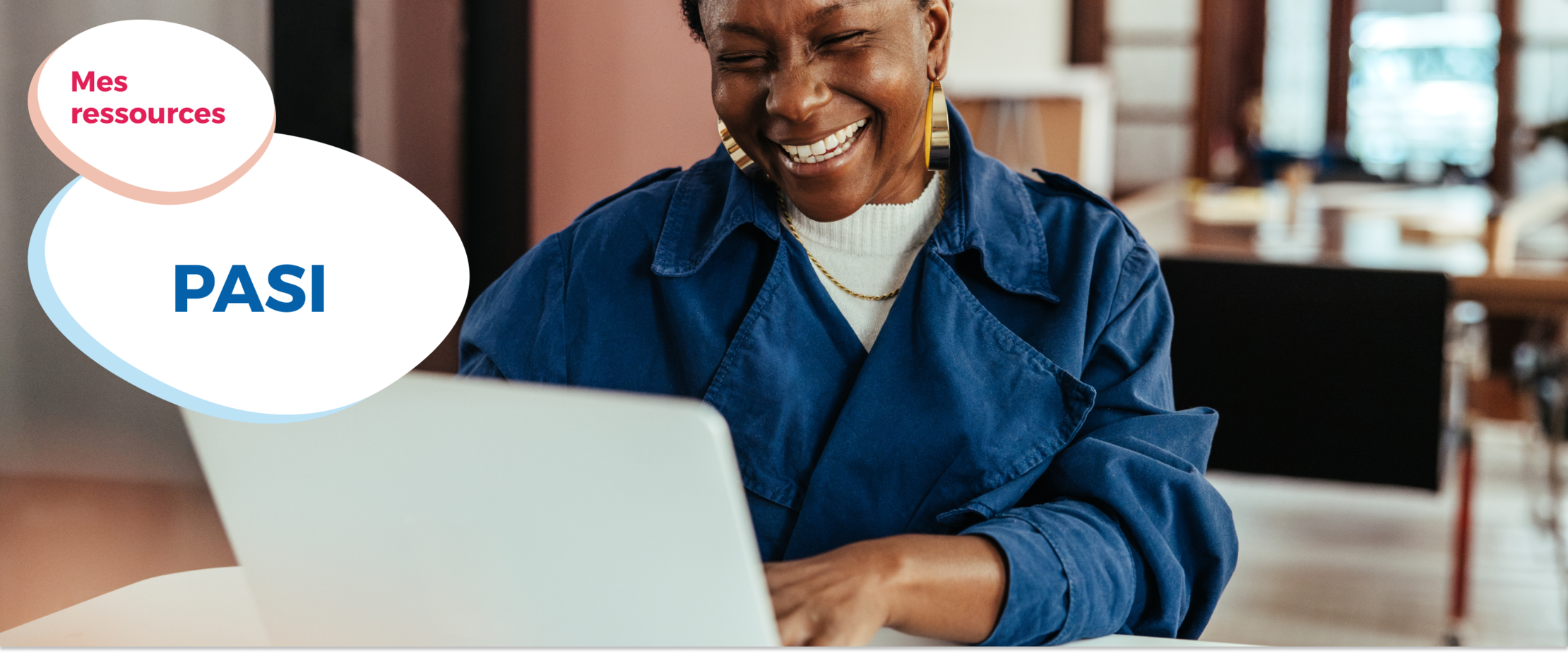 Femme travaillant sur son ordinateur avec un grand sourire