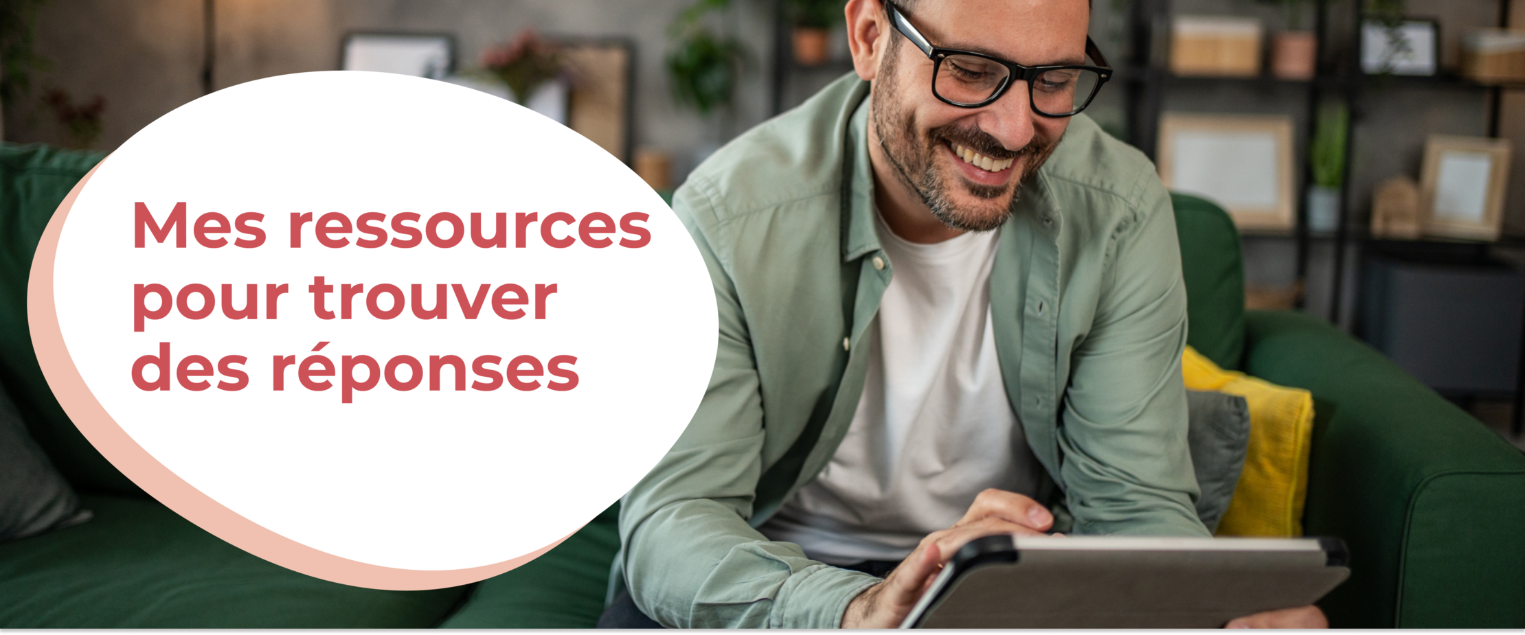 Homme souriant face à sa tablette