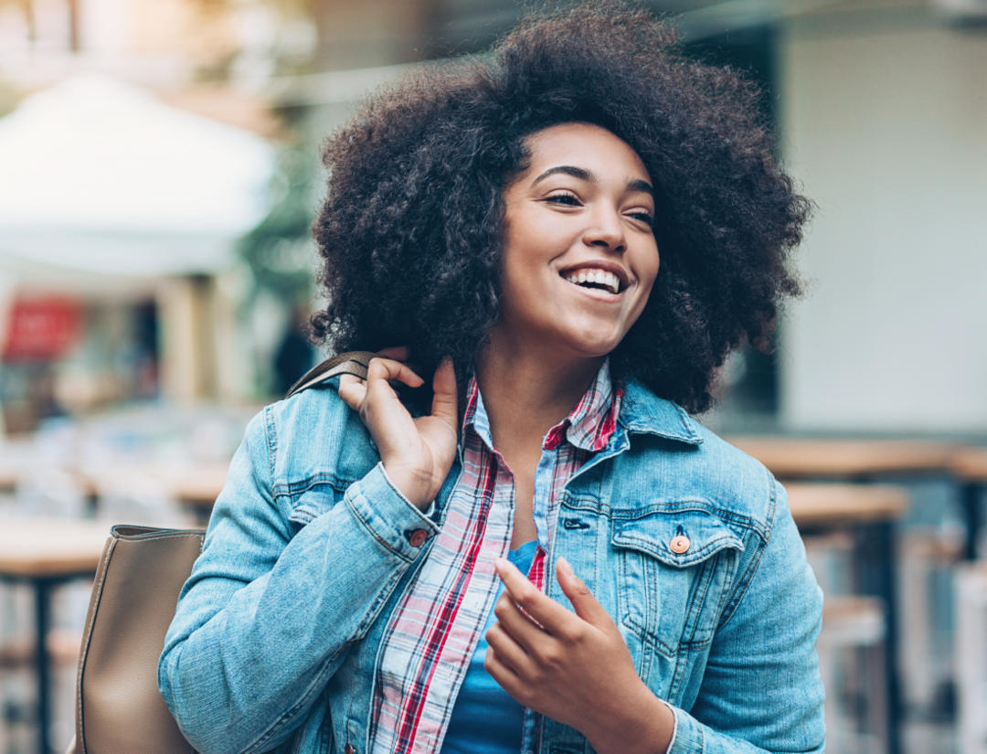 Jeune femme souriante
