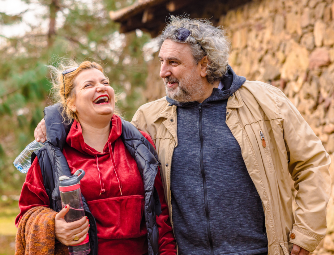Une femme et un homme en randonnée