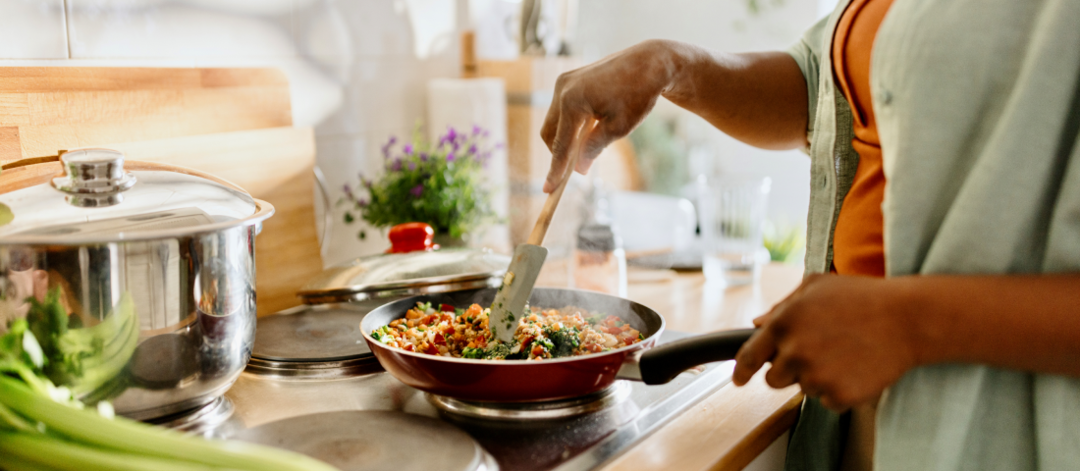 Femme qui cuisine dans une poêle