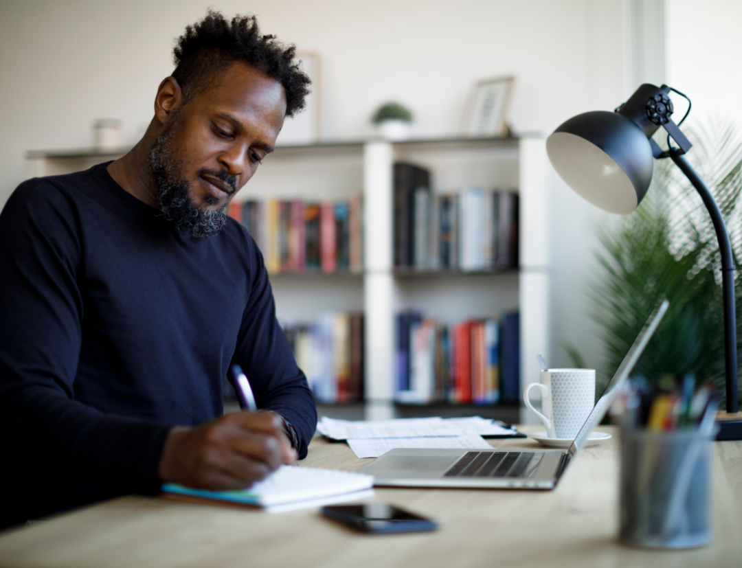 Homme travaillant à son bureau