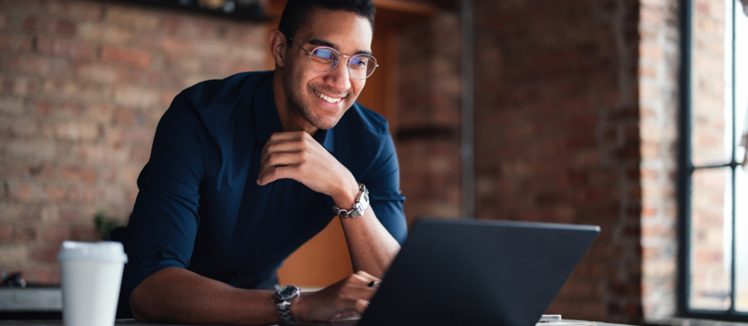 Homme sur un ordinateur portable