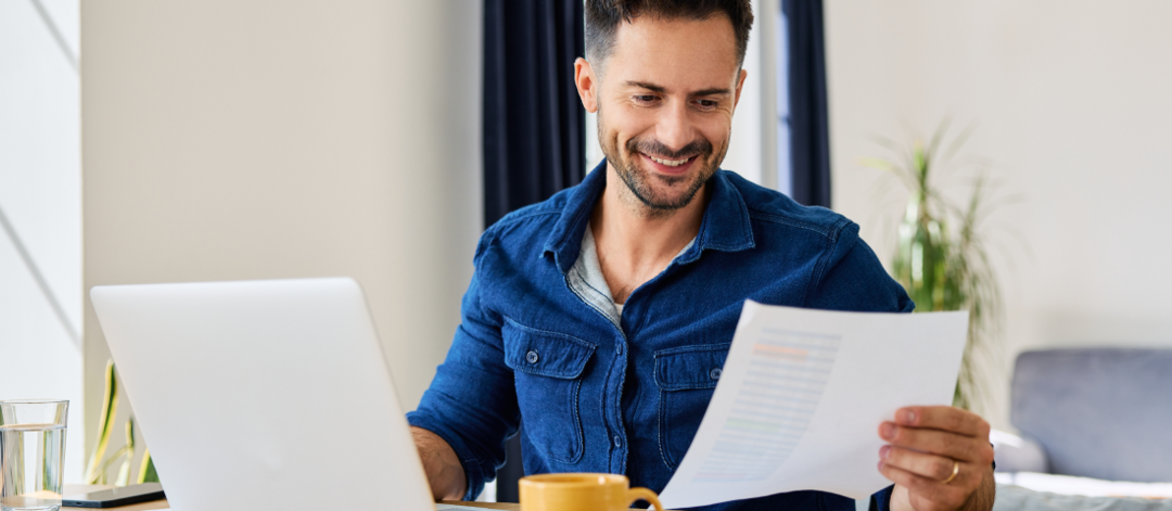 Homme travaillant à son bureau