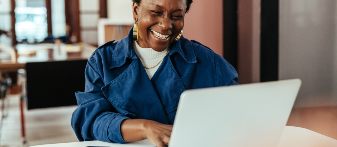 Femme travaillant à son bureau