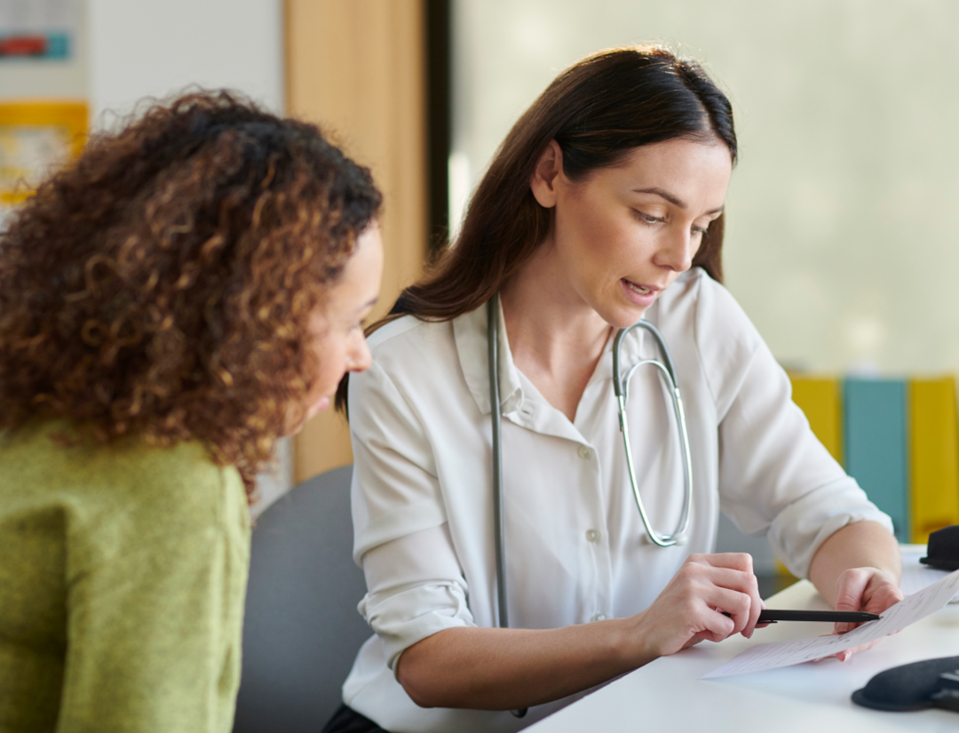 Médecin et patient assis dans une pièce
