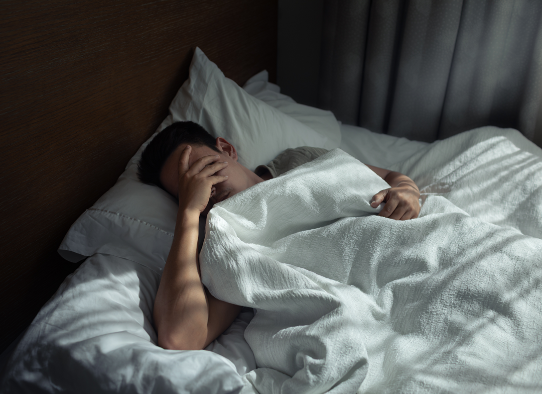 Homme dormant dans son lit