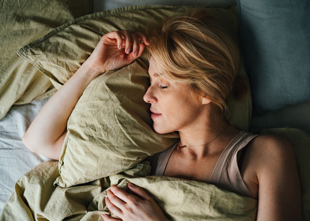 Femme qui dort dans son lit